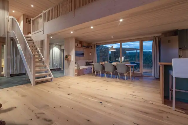 Velkommen til denne unike fritidsboligen på Høgevarde. Foto: Henrik Strømstad