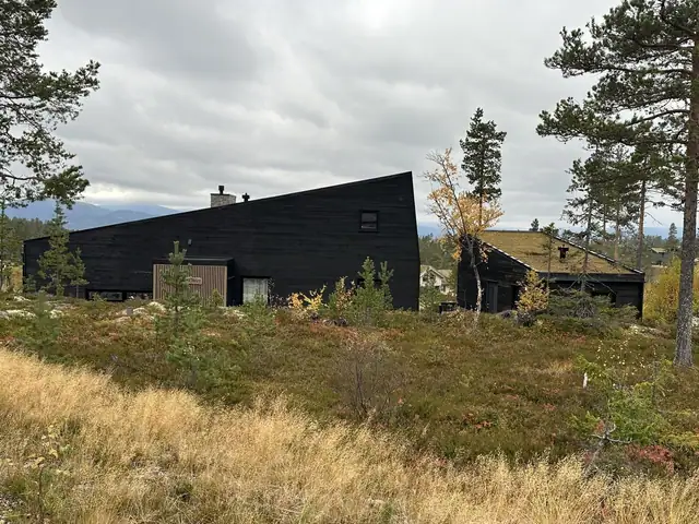 Hytta og annekset ligger fint i terrenget