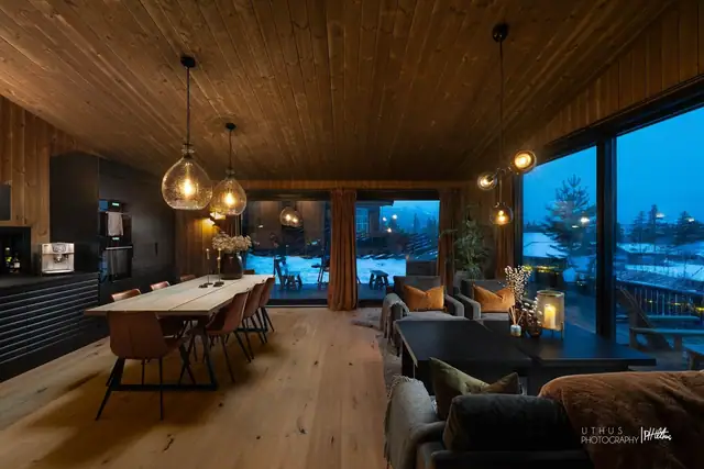 Romslig stue/kjøkkenområde. Store vinduer slipper inn mye naturlig lys. Integrerte screens i vinduene fra NorDan