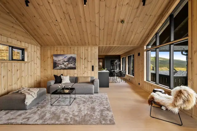 Vegger og tak i eksklusiv Sprekkpanel 19x195. Gulv i herdet tre - Hardwood Saga ultramatt Eik natur Ona