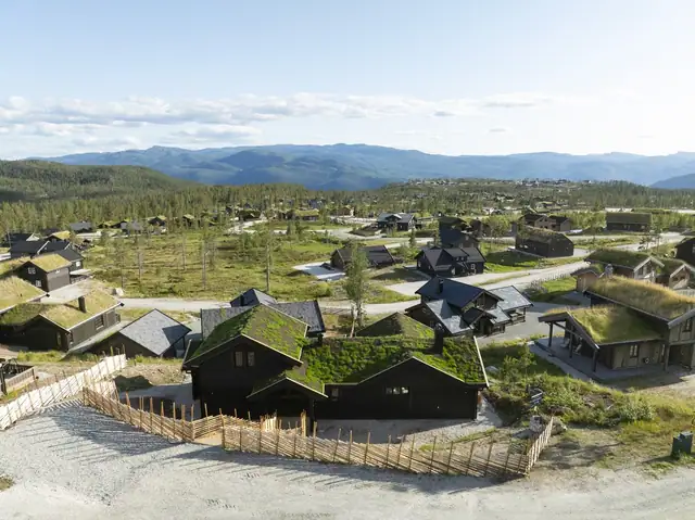 Hytta ligger "midt i smørøyet" på solrik utsiktstomt. Ski in/out
