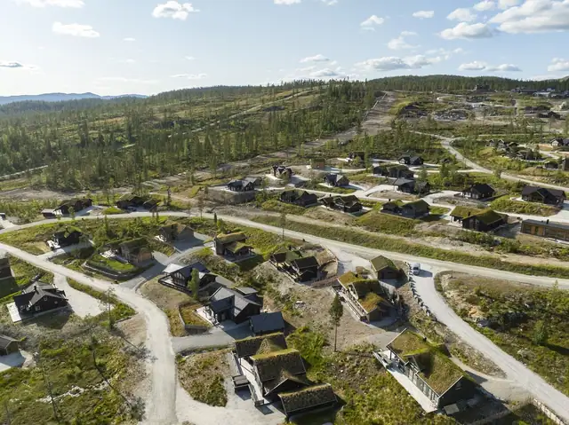 Perfekt beliggenhet for aktive dager: Her bor du med naturen som nærmeste nabo - og bare noen stavtak unna både skibakken og langrennssporet. Enten du foretrekker fart og spenning i bakken eller ro og rytme i løypa, har du alt rett utenfor døren