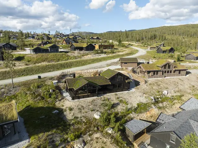 Etablert og rolig nabolag: Tomtene rundt er allerede bebygd, og området fremstår som et ferdig utviklet og harmonisk hyttefelt. Her slipper du byggestøy og usikkerhet - du vet hva du får, og kan nyte roen fra første dag