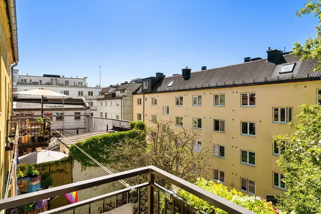 Balkongen vender ut mot rolig bakgårdsbebyggelse og er sydvestvendt.