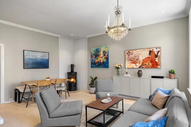 Leiligheten har en gjennomtenkt og arealeffektiv planløsning som gir stor fleksibilitet i innredningen. Her er det god plass til å skape naturlige soner for både sofagruppe, spiseplass og øvrig ønsket møblering.