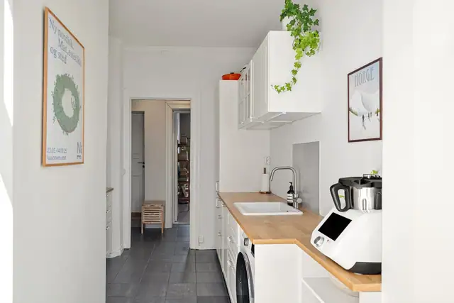 Kjøkkeninnredning bestående av integrert kjøl/fryseskap, platetopp, stekeovn og oppvaskmaskin. Det er avsatt plass til vaskemaskin i innredningen.