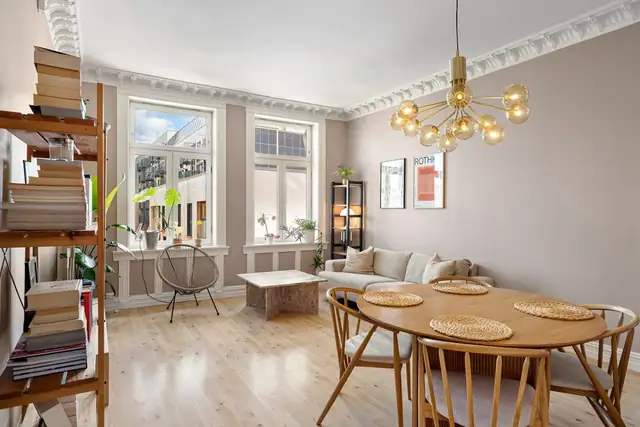 Velkommen inn! Lys og innbydende stue med store vindusflater og generøs takhøyde på ca. 3m.