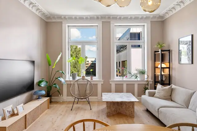 Lekre, klassiske detaljer som store vindusflater, dype vinduskarmer, stukkatur og parkett gir boligen et tidløst og elegant preg.