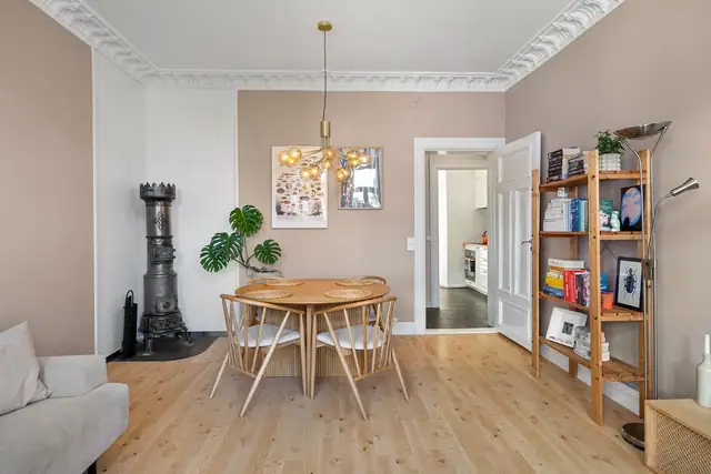 Stuen oppleves romslig med flere soner og solid parkett.