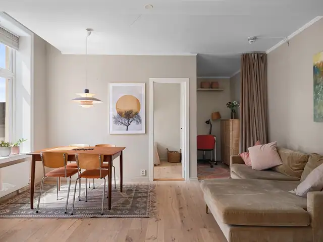 Velkommen inn! Lys og innbydende stue/kjøkken med gode møbleringsmuligheter. Leiligheten ble vesentlig renovert i perioden 2015-2022 med bl.a. avretting av gulv i stue/kjøkken i 2015, nytt bad fra 2019 og oppgradering av det elektriske anlegget i 2015.