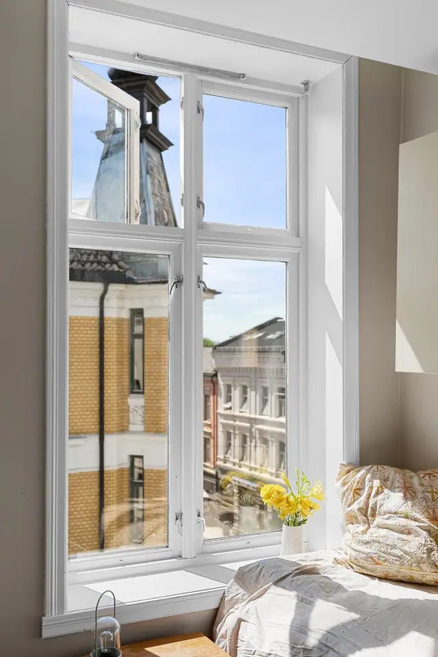 Fra vinduene ser du ut mot Grünerløkkas sjarmerende gateliv og arkitektur. Leiligheten ligger i et urbant, populært og meget sentralt boligområde med umiddelbar nærhet til alle typer bymessige fasiliteter, i tillegg til flotte tur- og rekreasjonsområder.