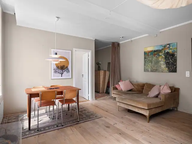 Gjennomgående 1- stavs parkett på gulv. Leiligheten er malt i tidsriktige og harmoniske fargetoner som skaper en lun og innbydende atmosfære.