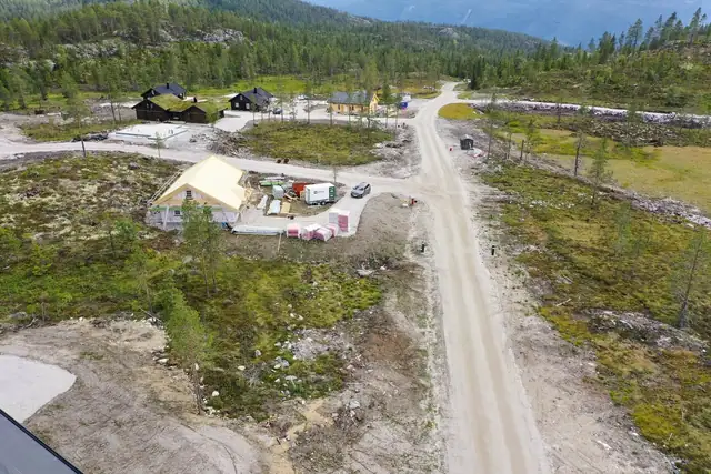Tomten ligger sør/vest og har gode solforhold