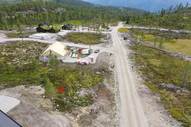 Tomten ligger sør/vest og har gode solforhold
