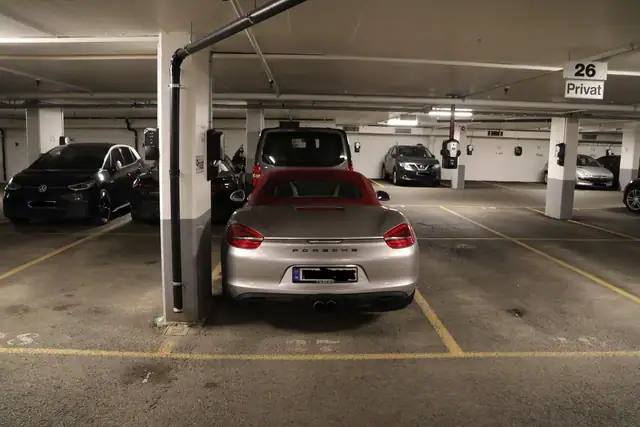 Praktisk innendørs parkeringsplass med sikker parkering året rundt