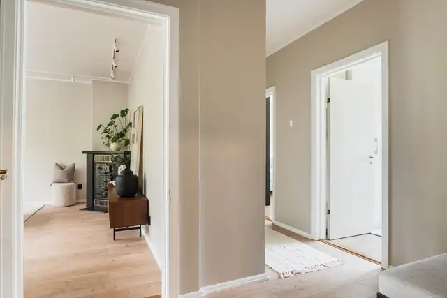 Leiligheten har rolige og moderne fargetoner, samt en gjennomført standard som skaper et stilrent uttrykk med en behagelig atmosfære.
