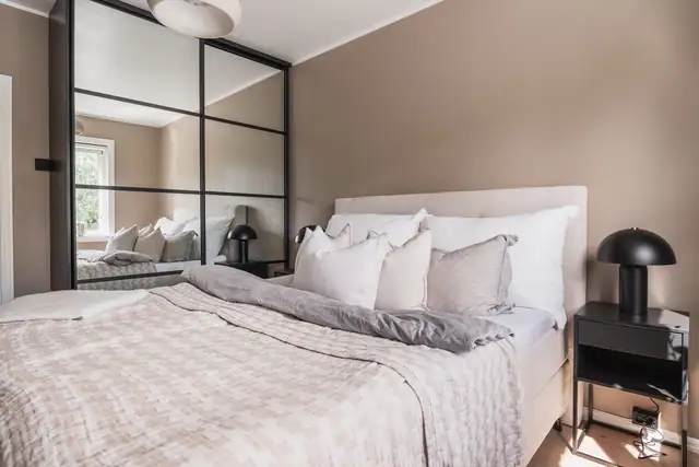 Soverom er innredet med skyvedørsgarderobe for optimal oppbevaring.