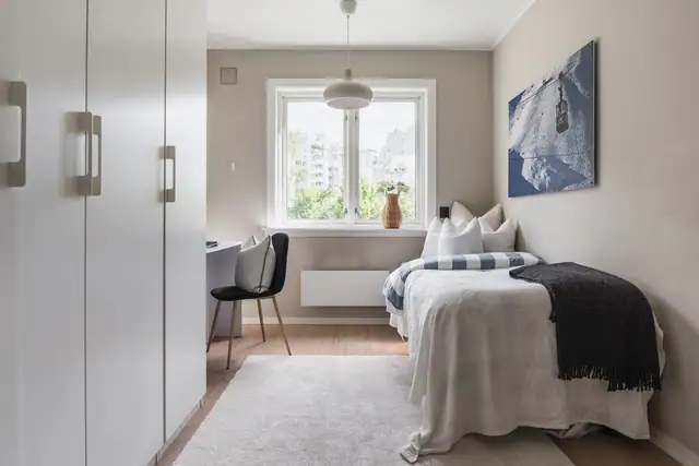 Soverom 2 innredet med garderobeskap - perfekt som hjemmekontor eller gjesterom