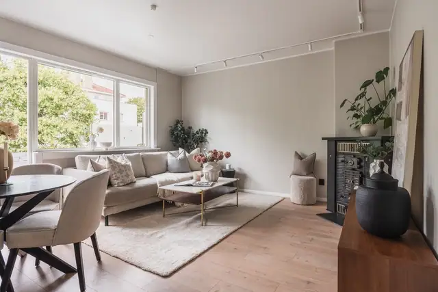 Leiligheten ligger i byggets 2.etasje og inneholder: Entre, stue, kjøkken, 2 soverom og bad