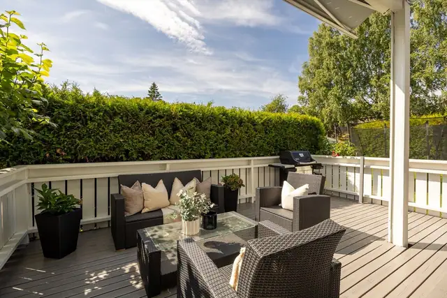 Fra stue er det adgang til flott terrasse på hele 21 kvm. Her får du en lun, skjermet og solfylt uteplass med gode møbleringsmuligheter.
