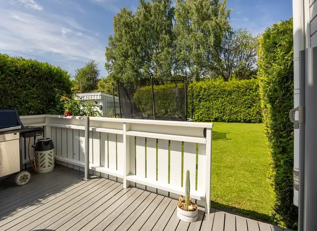 Terrassen er sydvestvendt og byr på gode solforhold og direkte utgang til stor og pent opparbeidet felles hage.