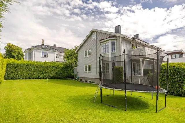 Boligen ligger skjermet til i grønne omgivelser med en stor felles hage til glede for beboerne i det lille sameiet som består av fire sekjsoner.