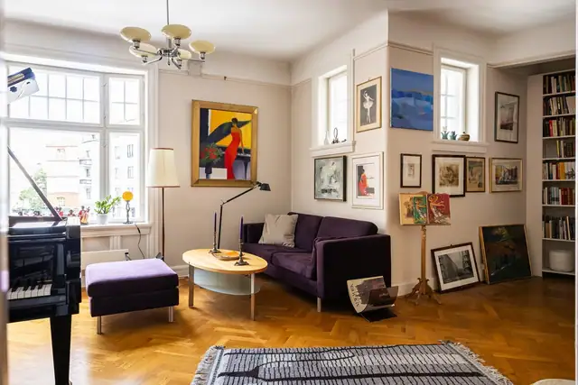 I stuen har man store vindusflater som slipper inn rikelig med naturlig lys og gir en god atmosfære