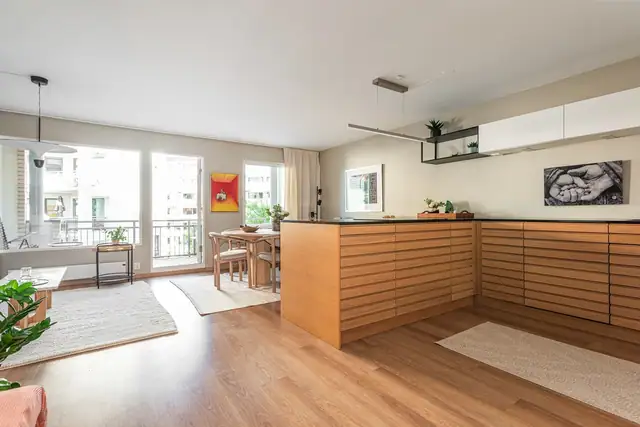 Fra stuen er det direkte utgang til den ene balkongen - en fin forlengelse av oppholdsrommet på sommertid