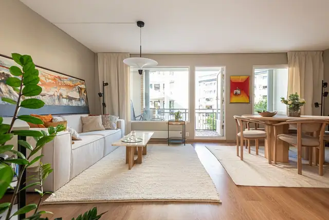 Store vindusflater slipper inn rikelig med naturlig lys og skaper en luftig atmosfære