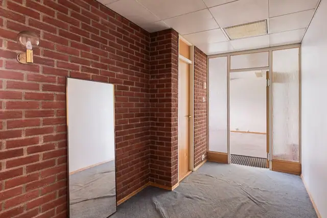 Stor entré/hall/venteværelse. Lokalet har ingen bærende vegger og er svært tilpasningsdyktig.