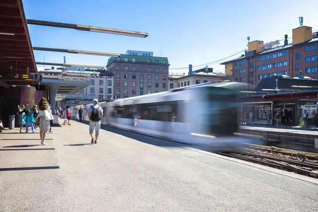 Kort vei til Majorstukrysset og Majorstuen T-bane. Nærmeste trikke- og bussholdeplass er rett ved (Frogner Stadion).