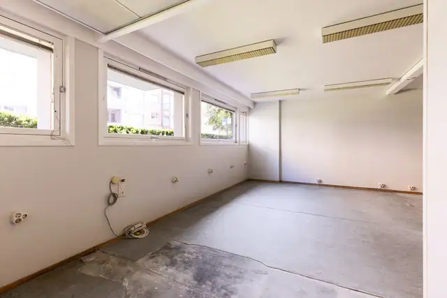 Forhagen med gressplen og hekk gjør også at lokalet ligger skjermet til for trafikk og støy. Det er enveiskjørt gate utenfor.