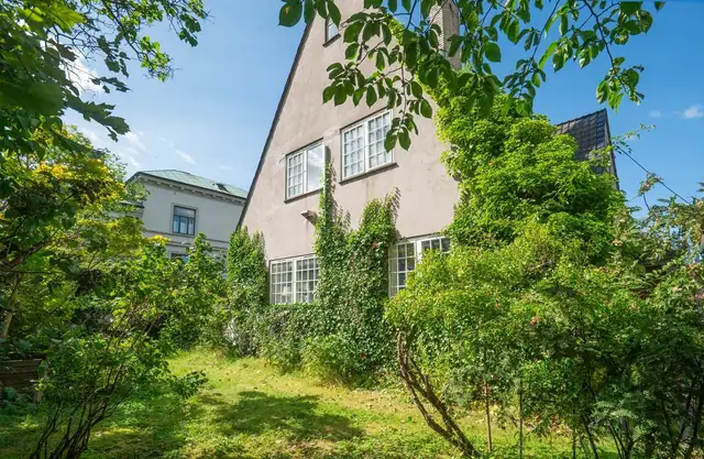 Eiendommen ligger på en naturlig høyde med grønne utsyn i alle retninger, omgitt av vakker, historisk villabebyggelse