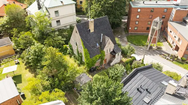 Den markante murvillaen ble oppført i 1911 som privatbolig for og av den anerkjente arkitekten Harald Aars