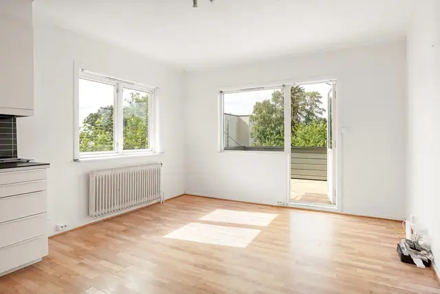 Stue/kjøkken med direkte utgang til en fantastisk balkong med god plass til sittegruppe, grill og tilhørende møblement.
