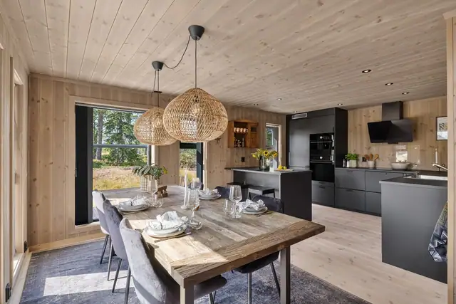 Innbydende spiseplass med god plass til familie og gjester.