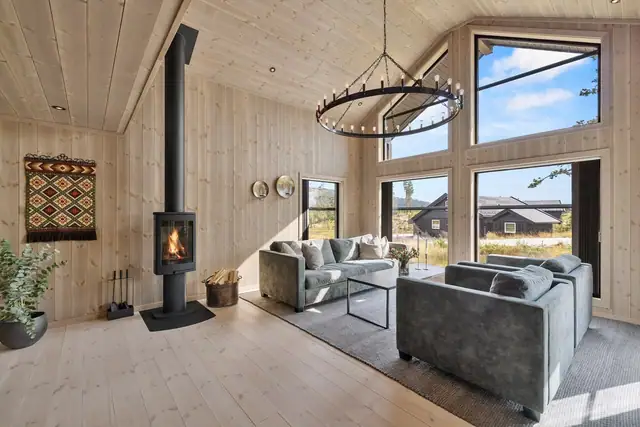 Innbydende stue med flott utsyn mot omkringliggende natur.