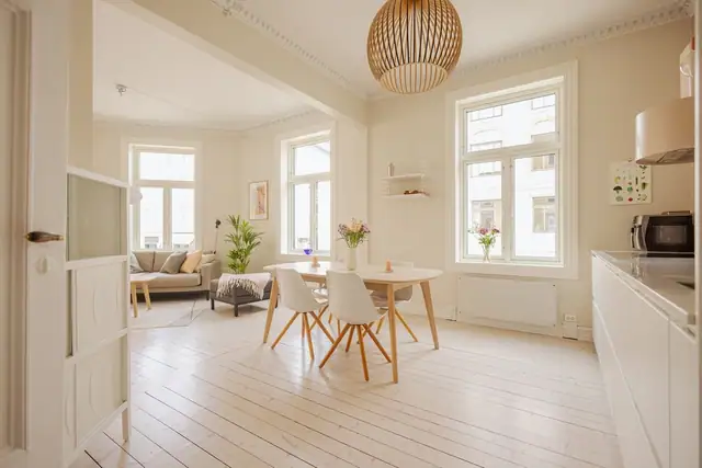 Rommet er malt behagelige, lyse fargetoner som sammen med de store, klassiske vinduene skaper en lys og luftig atmosfære.