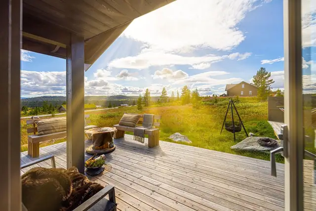 Fra stuen er det adgang til stor og skjermet uteplass. Sol fra ca. 09.00-21.00