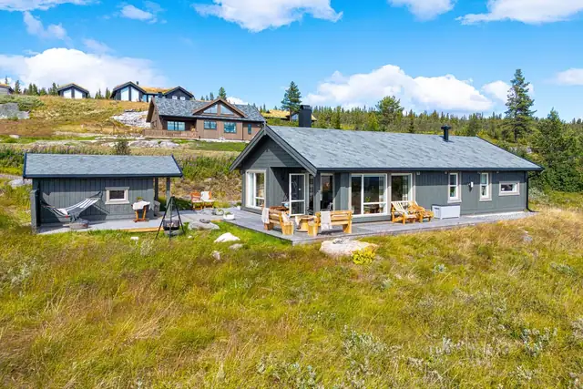 Stor og åpen terrasse med flere soner.