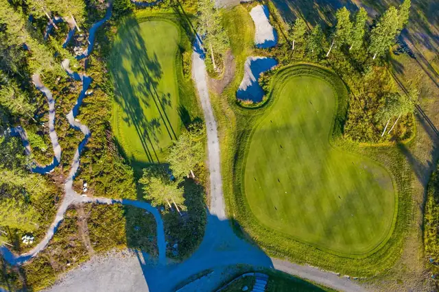 Flotte treningsfasiliteter på golfbanen.