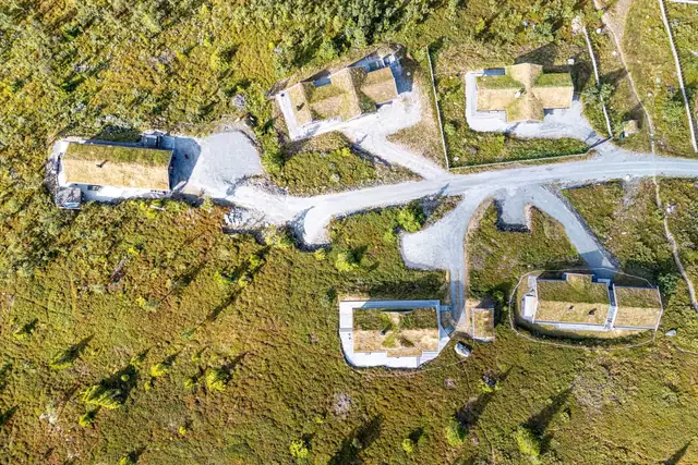 Her ligger du tett på høyfjellsnatur med umiddelbar nærhet til alt Nesfjellet har å tilby. Innerst med unike solforhold. Her går sola aldri ned!!
