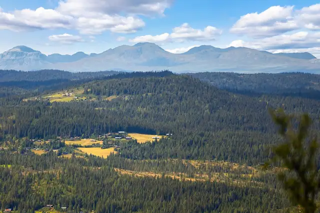 Lauvdalsbrea og Blåbergi midt i stuevinduet.