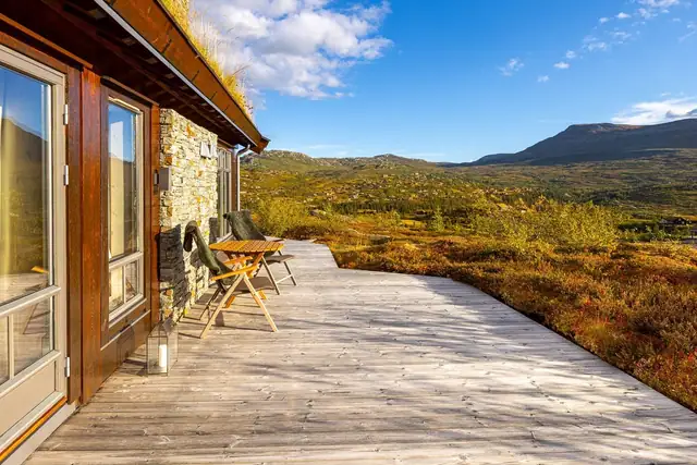Adgang til 53 kvm terrasse fra stuen som flukter videre rett ut i flatt terreng.