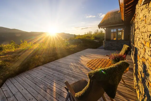 På denne hytten har du sol fra tidlig morgen til sen kveld.