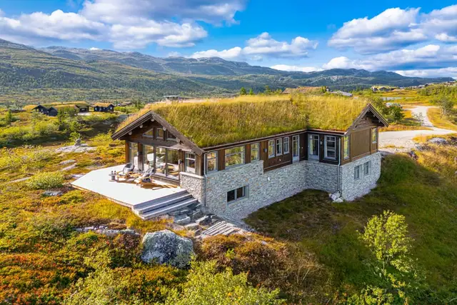 Spektakulær fritidsbolig på hele 232 kvm med perfekt beliggenhet på et høydedrag, innerst i blindvei og fantastisk 360  panoramautsikt over vakre Høgevarde!