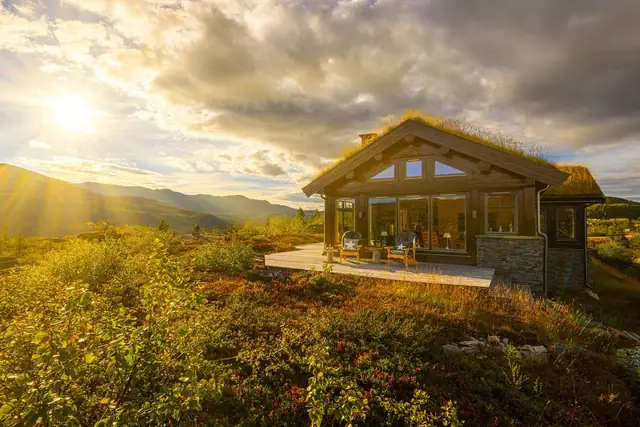 Spektakulær og eksklusiv fritidsbolig | Fantastisk panoramautsikt | Solrikt og usjenert | Peis | Parkering | Bergvarme