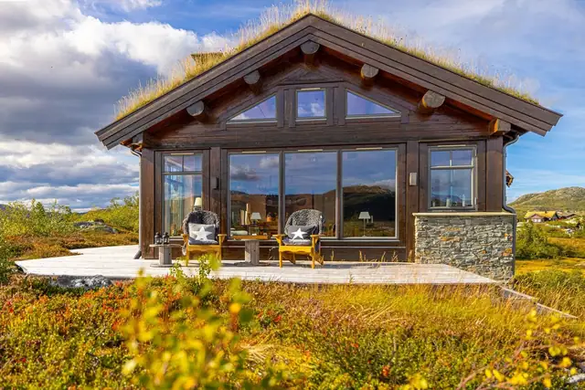 Solrikt og usjenert - her kan du nye solfylte dager på hyttens flotte terrasse på hele 53kvm og som flukter rett ut i terrenget.