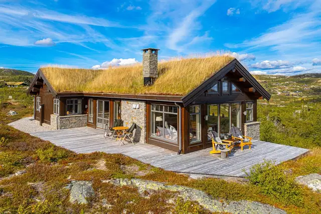 Terrassen strekker seg rundt hytten og har fine soner, god plass til flere sittegrupper og grill.