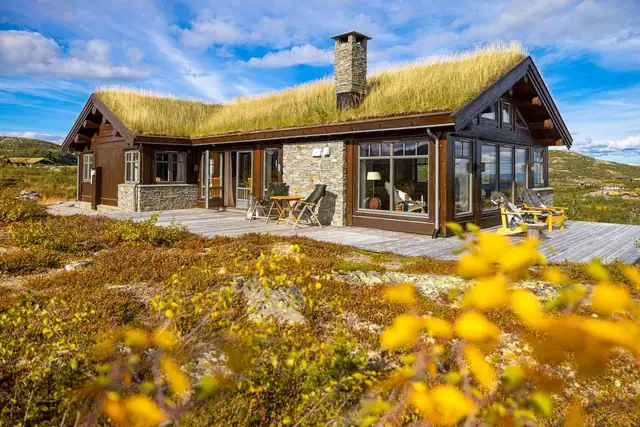 Storslagen og flott opparbeidet naturtomt på ca. 2,7mål.